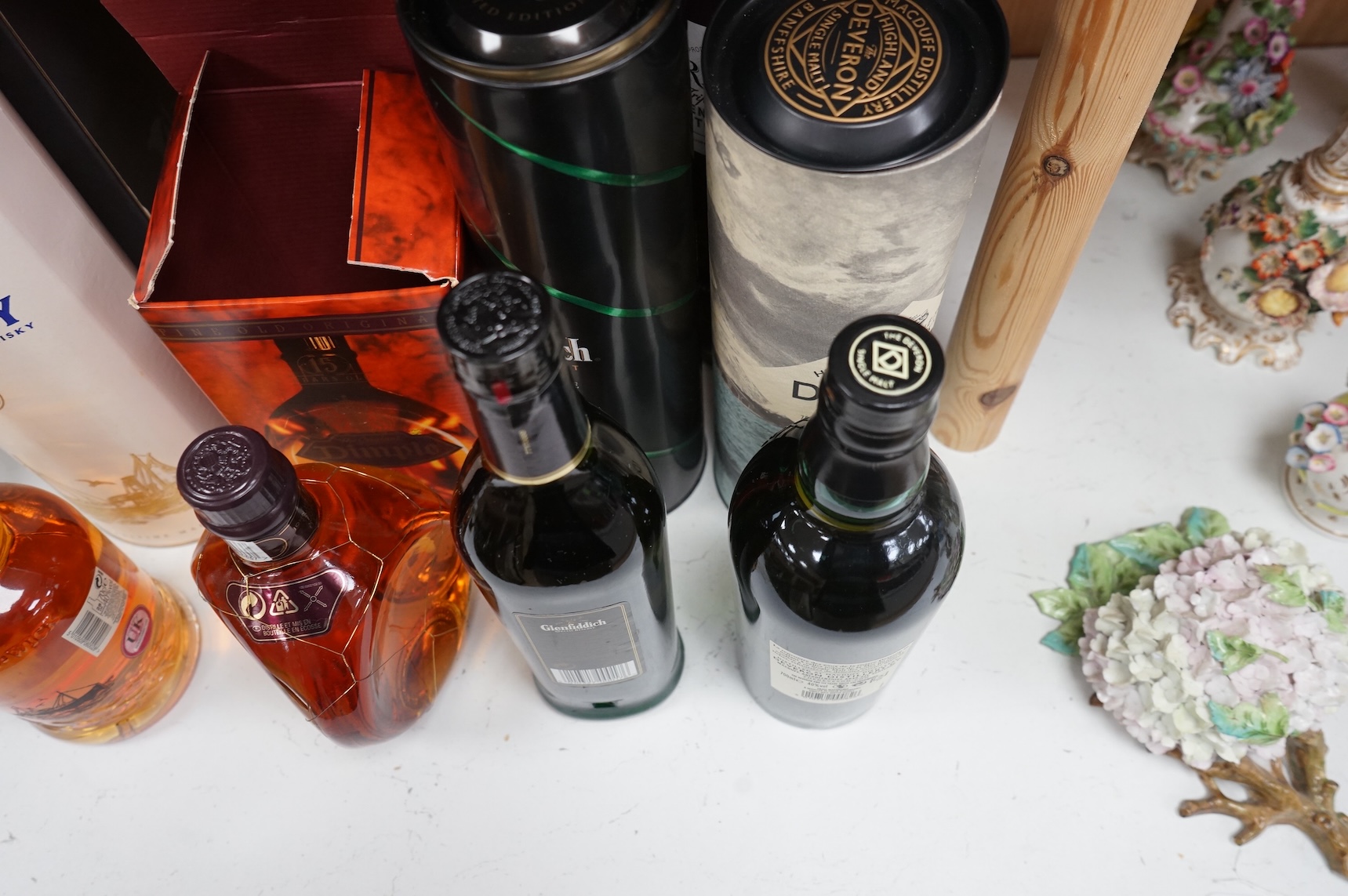 Six bottles of whisky to include Liqueur de Poire, Glenfiddich and Dimple